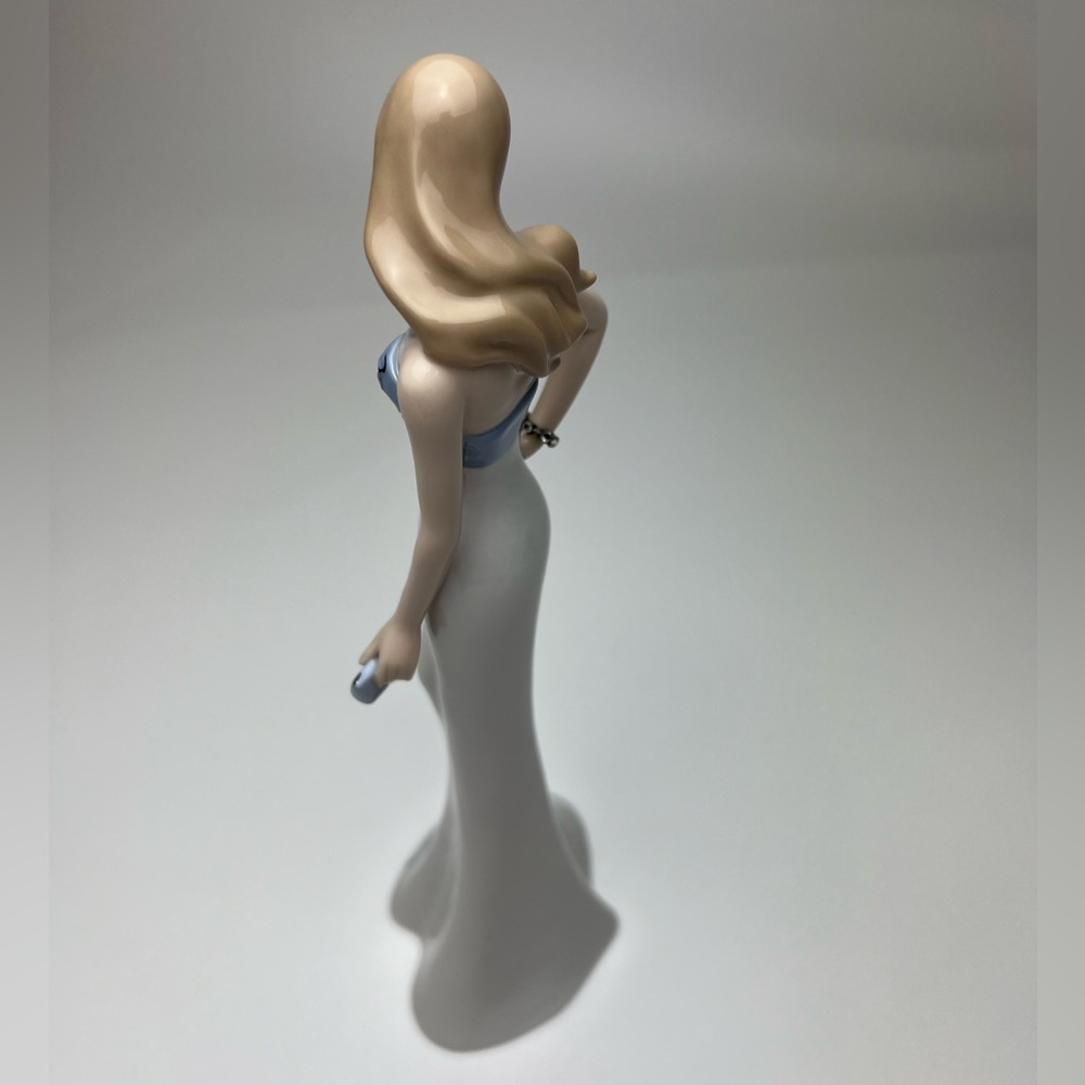 Cosmos Porcelain Elegant Doll - Picture 12 of 17